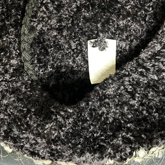 Stand-out black hat, scarf, & gloves - Picture 7 of 9